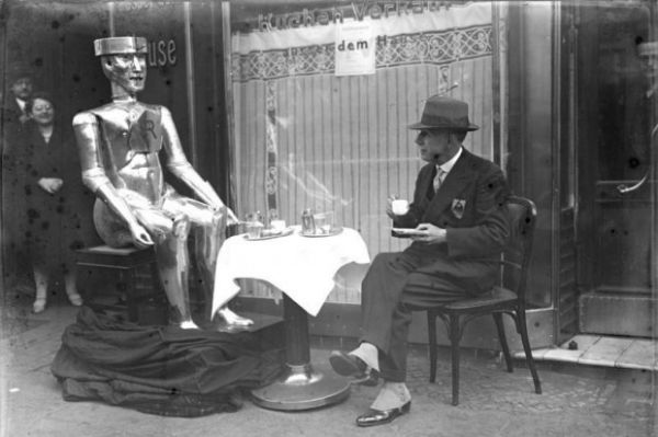 گویا داستان دلگیری انسان‌ها از یکدیگر و پناه بردن آن‌ها به حیوانات یا ربات‌ها از قدیم‌الایام وجود داشته زیرا در سال 1933 میلادی هم مخترعی به نام «کاپیتان وی.اچ ریچاردز» رباتی از جنس استیل ساخته و با او به گپ‌زنی و نوشیدن چای مشغول است.