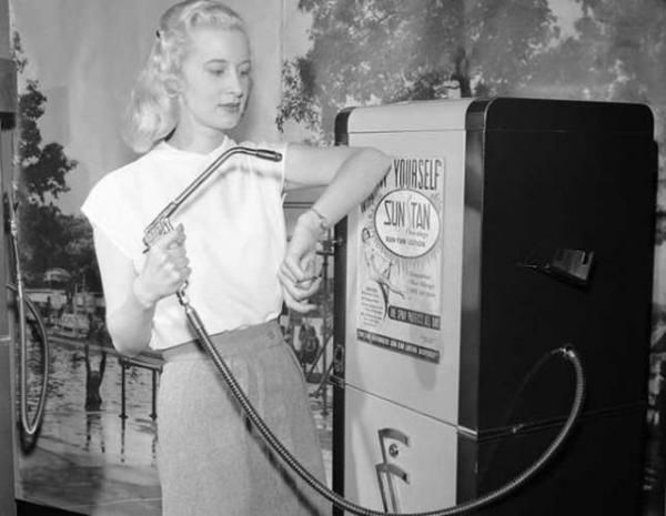 در تابستان، تب برنزه کردن در میان برخی از جوانان داغ می‌شود و این‌طور که معلوم است این روند از قدیم رواج داشته زیرا دستگاهی که در تصویر می‌بینید، ماشین برنزه‌ای است که در سال 1949 میلادی طراحی‌شده. 