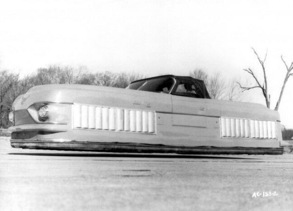 6.ماشین معلق در هوا / این ماشین واقعی است و بدون هیچ چرخ و تایری در فاصله کمی بالاتر از سطح زمین حرکت می‌کرده. این خودرو را کمپانی Ford در سال 1961 میلادی طراحی و نمونه اولیه آن را ساخت اما هرگز از حالت پروتوتایپ خارج نشد زیرا به‌هیچ‌عنوان کاربردی و قابل‌استفاده به نظر نمی‌رسید. 