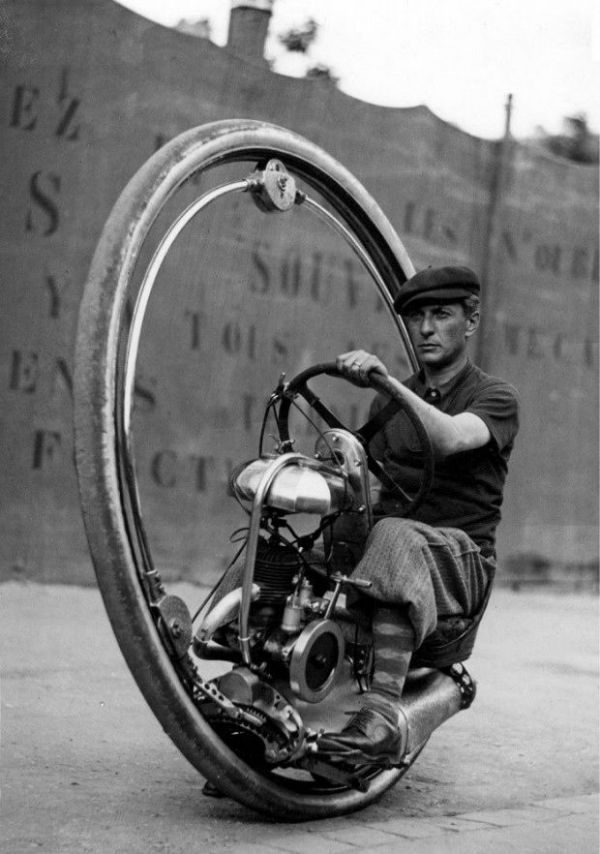 مونوسایکل؛ موتورسیکلت‌هایی که تنها یک چرخ داشتند و طراحی آن‌ها با تمامی وسایل نقلیه تفاوت داشت.