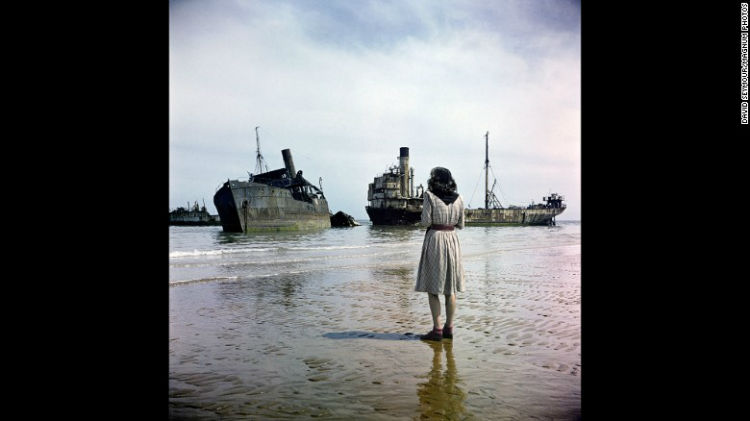 زنی ایستاده در ساحل Omaha در سال 1947 میلادی / این عکس توسط عکاس مشهور لهستانی به نام «دیوید سیمور» گرفته شده و بد نیست بدانید که به تازگی اسکن و در خبرگزاری های خارجی منتشر شده است.