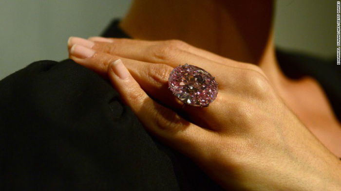 الماس بیضی و صورتی De Beers Millennium Jewel 4 The Pink Star در سال 2013 باقیمت 80 میلیون دلار فروخته شد