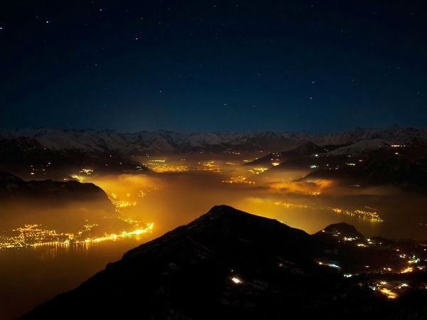 Lake Como عکاس: Davide Necchi مکان: لمباردی، ایتالیا نورهایی که در حاشیه رودخانه یا دریاچه‌ها وجود دارند، یکی از بهترین موضوعات عکاسی در شب محسوب می‌شوند. برای عکاسی در چنین موقعیت‌هایی که احتمال وجود نورهای دیگر نیز زیاد است، توصیه می‌کنیم تعادل رنگ را خودتان به‌صورت دستی تنظیم نمایید که نتیجه شبیه همان چیزی باشد که در ذهن دارید. 