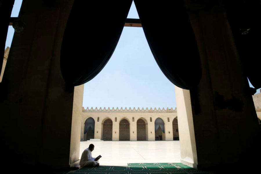 مردی در حال خواندن قرآن در مسجد الحکیم بی عمر الله عکاس: Amr Dalsh مکان: قاهره، مصر 