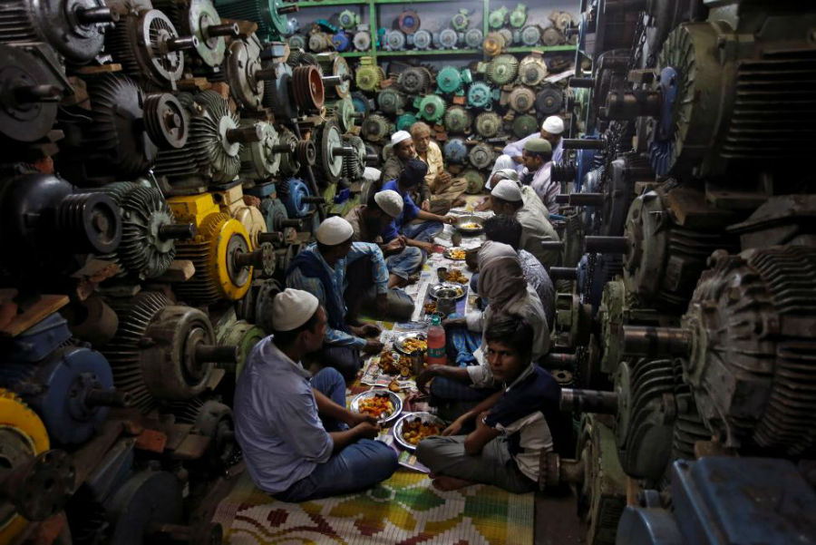 روزه‌داران سر سفره افطار عکاس: Adnan Abidi مکان: دهلی، هند 