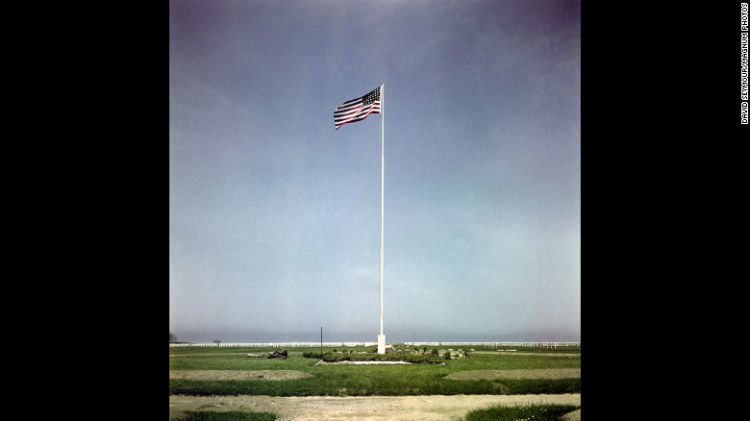 اهتزاز پرچم آمریکا در ساحل Omaha / «پیاده شدن در نرماندی»، با اسم رمز «عملیات نپتون»، اولین عملیات در جبهه نرماندی در جنگ جهانی دوم است که در ۶ ژوئن ۱۹۴۴ با پیاده شدن 160 هزار نفر در ساحل نرماندی و با بیش از 5 هزار کشتی انجام شد.