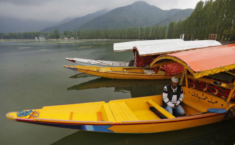 مرد مسلمانی که در قایق خود در دریاچه Dal در حال خواندن نماز است. عکاس: Danish Ismail مکان: SRINAGAR، هند 