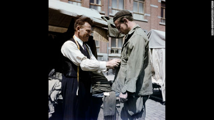 پوشیدن لباس های ارتشی نیروهای آمریکایی در بلژیک در سال 1947