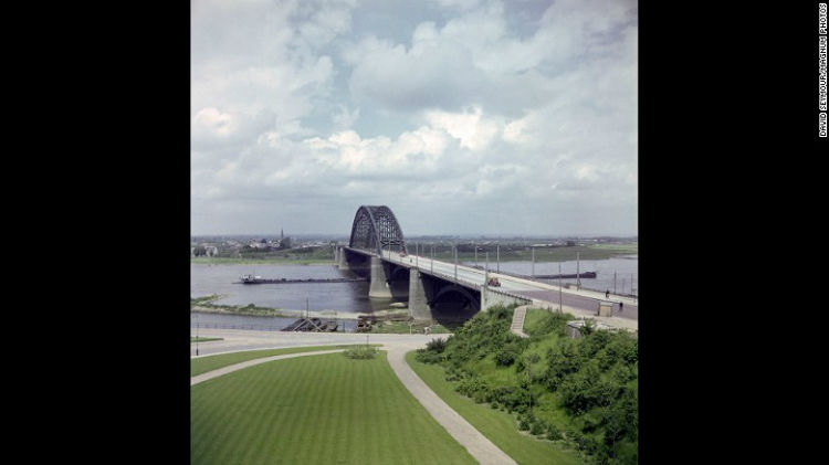 پلی در Nijmegen در هلند در سال 1947 – این پل در زمان جنگ از اهمیت بسیاری برخوردار بوده است