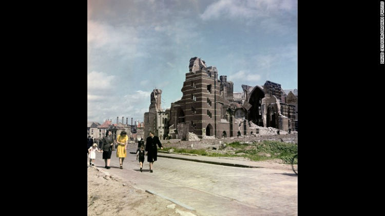 ساختمان های ویران و باقی مانده از جنگ در شهر Nijmegen در سال 1947