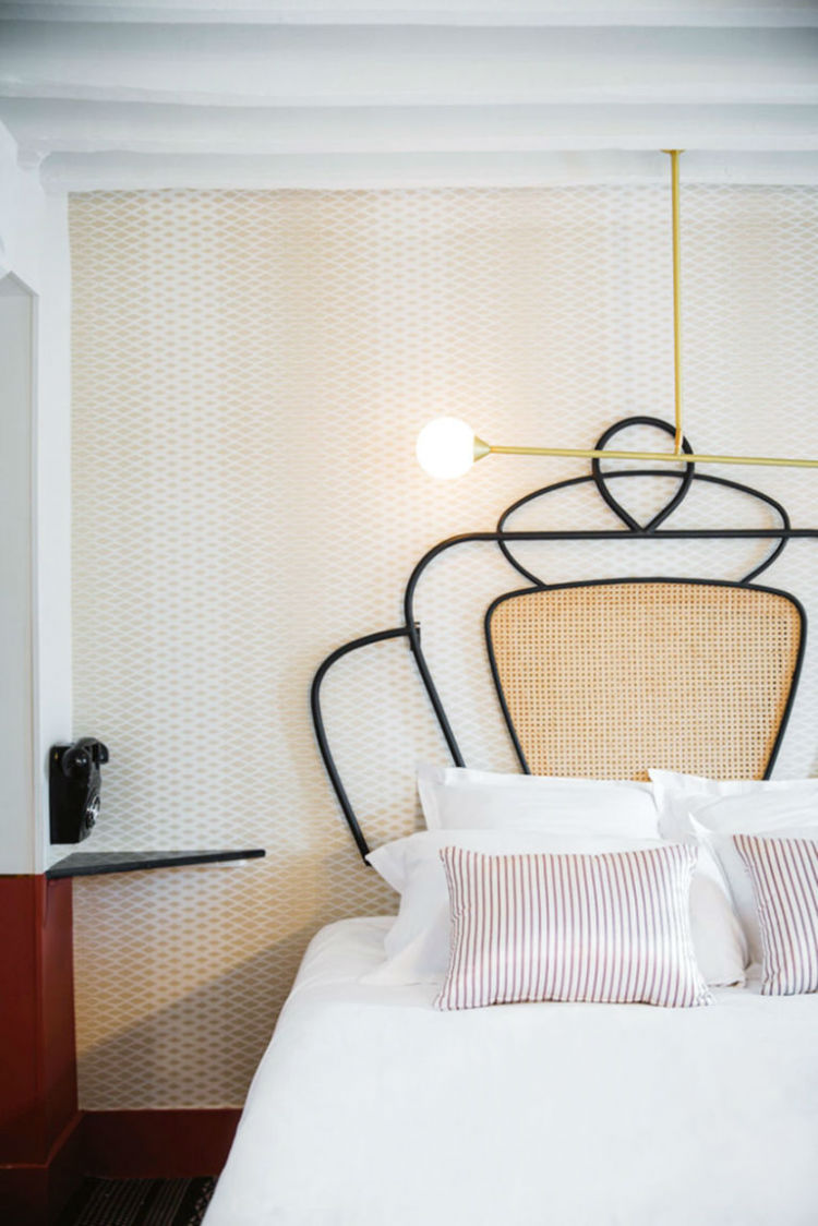هتل Panache تاج تختخواب‌های هتل Panache در پاریس را هنرمندی به نام Dorothée Meilichzon طراحی نموده است. همان‌طور که در تصویر مشاهده می‌کنید، برای جذابیت بخشیدن به فضای اتاق، از طرح‌های مختلف برای دیوار، روتختی و خود بدنه‌ی تخت استفاده گشته و رنگ‌ها نیز گرم انتخاب‌شده‌اند. 