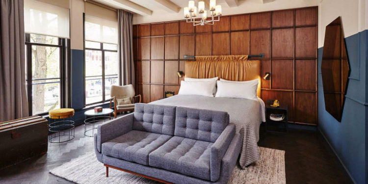 هتل The Hoxton هتل The Hoxton در سال 2015 میلادی در آمستردام گشایش‌یافته و طراحی آن‌ها تااندازه‌ای مردانه به نظر می‌رسد؛ دیوار چوبی، تاج تخت چرمی و دیوارهای رنگی. 