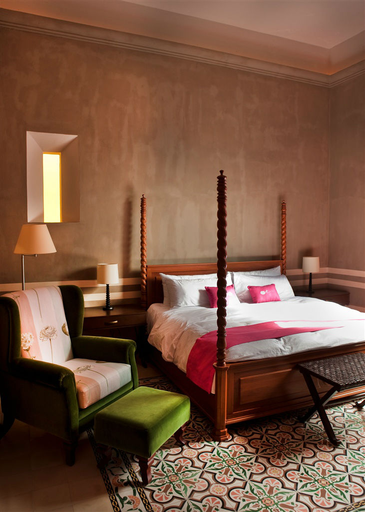 هتل Rosas & Xocolate این هتل در یکی از شهرهای مکزیک واقع‌شده و تخت و مبلمان چوبی، روتختی سفید و صورتی، مبل راحتی سبزرنگ و کاشی‌هایی با طرح‌های هندسی موجب زیبایی اتاق‌ها شده‌اند. 