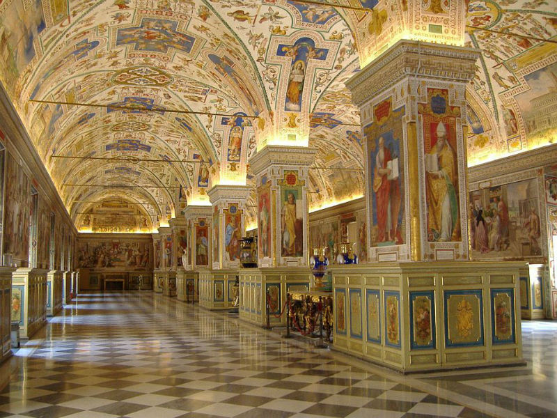 TheVaticanMuseumsInterior_FB-w900-h600