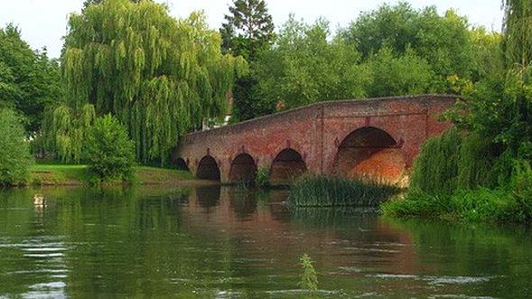 Sonning-Bridge-with-the-letterbox-w900-h600