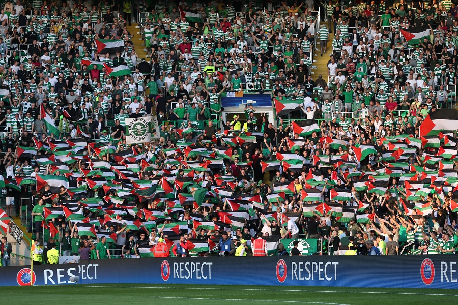  Fans hold up Palestine flags Action Images via Reuters / Russell Cheyne Livepic EDITORIAL USE ONLY. - RTX2LL5T