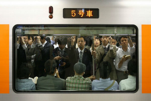 tokyo-subway-pushers-12-w600