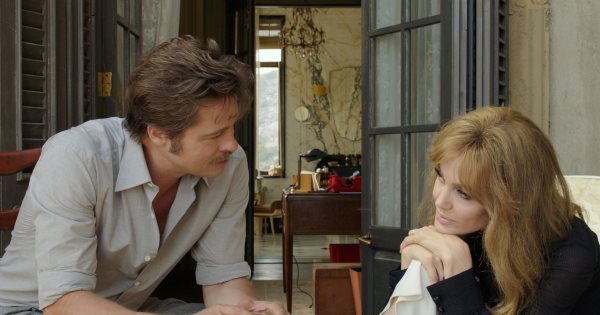 سال گذشته، این زوج هنری در فیلم در By the Sea در کنار هم نقش آفرینی کردند. این فیلم را که جولی نوشته، داستان زندگی زوجی در فرانسه را روایت می کند که برای حفظ زندگی مشترک شان تلاش می نمایند. 