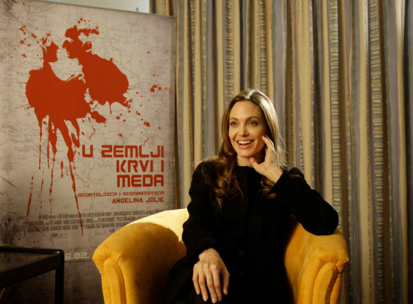 در سال 2011، خانم جولی نخستین فیلم خود به نام «در سرزمین خون و عسل» را کارگردانی کرد. این اثر بر اساس داستانی عاشقانه در زمان جنگ بوسنی ساخته شد.