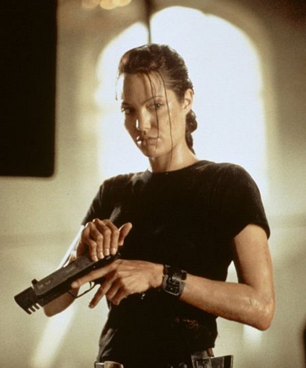در سال 1380 نقش اصلی را در فیلم Lara Croft: Tomb Raider بازی کرد و به عنوان یکی از گران ترین هنرپیشه های هالیوود مطرح شد. 