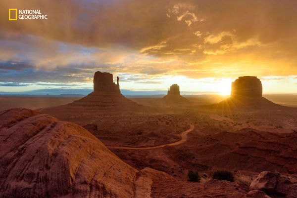 day-breaks-over-monument-valley-arizona-w600