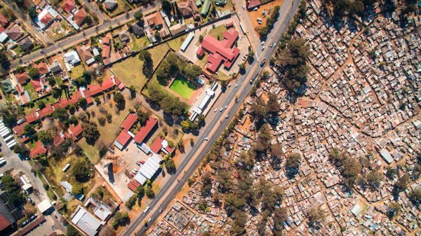only-aerial-photography-could-capture-the-difference-in-density-between-the-slums-and-the-affluent-neighborhoods-w600