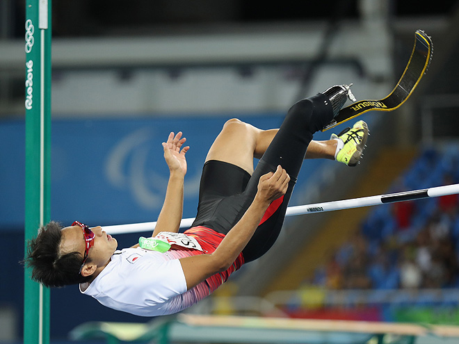 RIO DE JANEIRO, BRAZIL - SEPTEMBER 12: Toru Suzuki of Japan competes in the Men's High Jump - T44 Final on day 5 of the Rio 2016 Paralympic Games at the Olympic Stadium on September 12, 2016 in Rio de Janeiro, Brazil. (Photo by Friedemann Vogel/Getty Images)