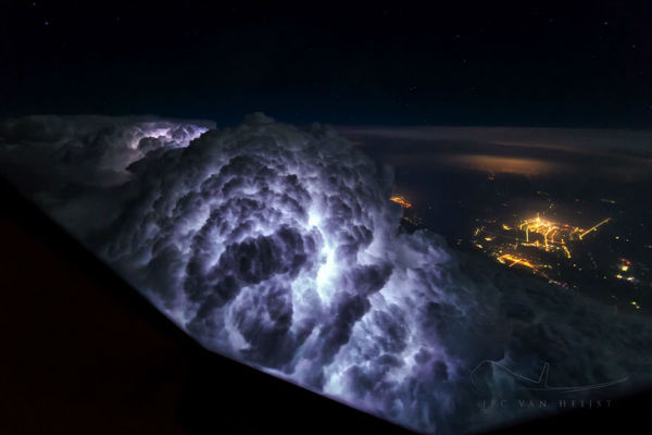 storm-sky-photography-airline-pilot-christiaan-van-heijst-22-57eb681d14483__880-w600