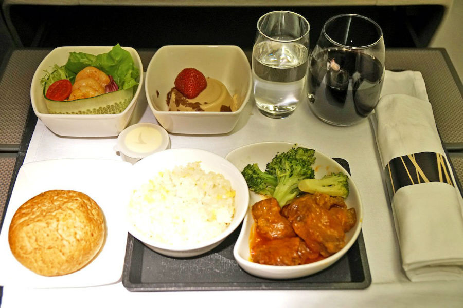 11. Cathay Pacific منوی کلاس بیزینس این خط هوائی شامل غذاهای چینی همانند گوشت خوک با نیمرو و برنج است که در کنار آن سالاد، دسر و نوشیدنی هم ارائه می گردد.