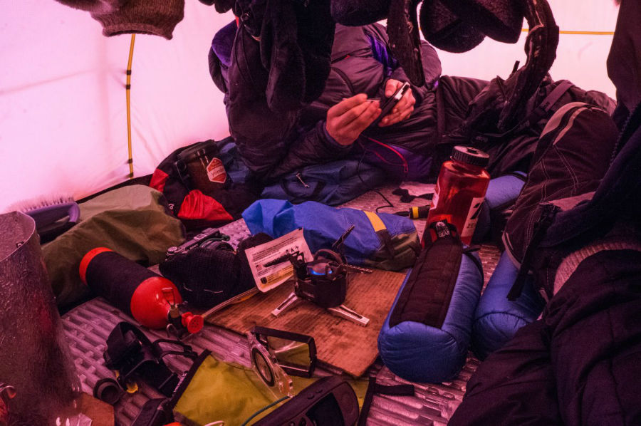 آنها شب را در چادر اقامت می کرده اند و به وسیله تلفن ماهواره ای، تجربه روزانه خود را در شبکه های اجتماعی با افرادی که پیگیر فعالیت هایشان بوده اند، به اشتراک می گذاشته اند.
