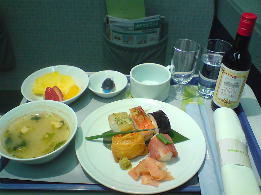8. Korean Air مسافران بخش بیزینس خط هوائی کره با غذاهای سنتی این کشور همانند سوپ میسو و میوه تازه پذیرایی می شوند.