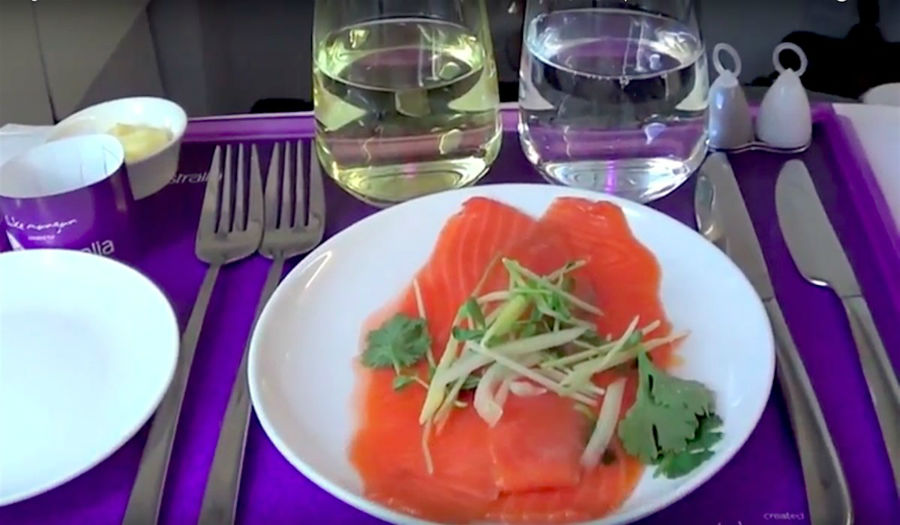 6. Virgin Australia هواپیمایی ویرجین استرالیا مسافران بخش بیزینس خود را با منوی سه مرحله ای پذیرایی می کند که شامل پیش غذا، غذای اصلی و دسر می گردد. از جمله پیش غذاها می توان به سالمون دودی اشاره کرد.