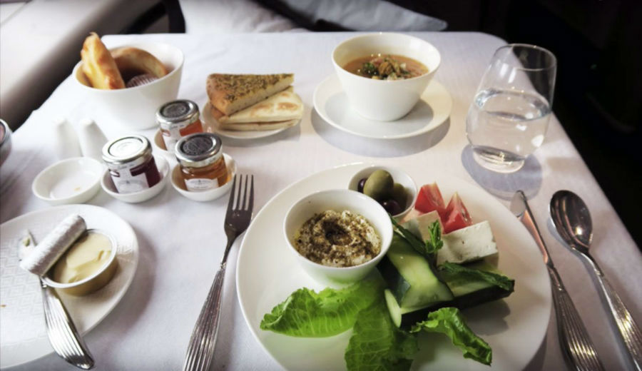 4. Qatar Airways خط هوائی قطر برای مسافران درجه یک، یک سینی از انواع خوراکی های مرسوم برای صبحانه در خاور میانه ارائه می دهد.