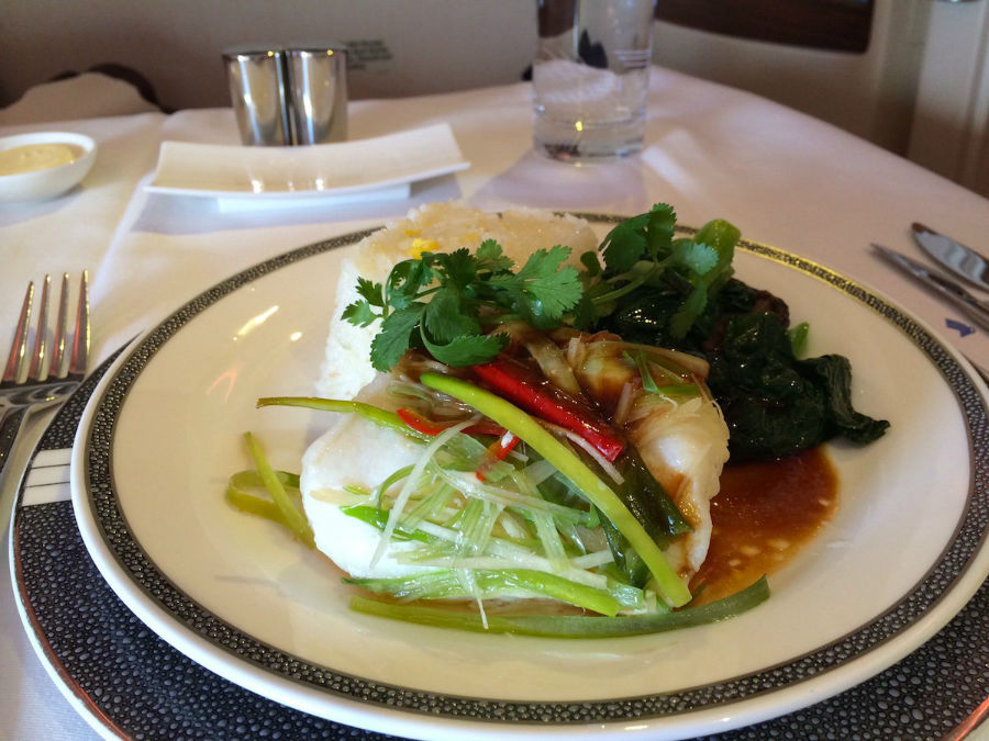 1. Singapore Airlines خطوط هوائی سنگاپور که امسال برای بار دوم به عنوان بهترین شرکت هواپیمایی دنیا انتخاب شد در قسمت درجه مسافران را با انواع غذاهای معطر آسیایی همانند ماهی خاردار دریایی با سبزیجات و برنج پذیرایی می کند.