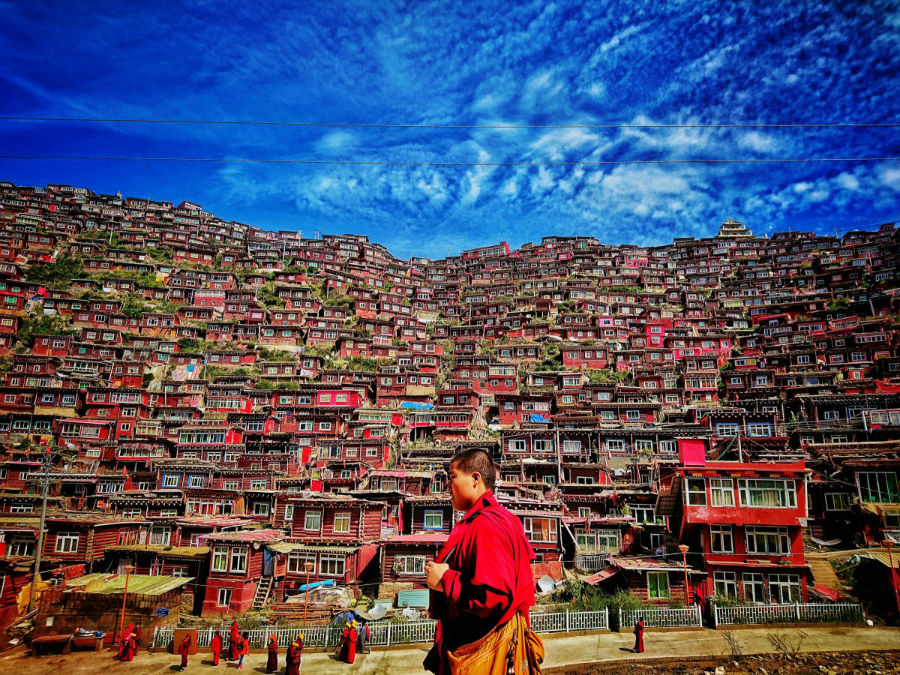 عکاس این عکس به روستای «سِرتار» در چین سفر کرده تا به موسسه آموزشی بودایی ها رفته و از نزدیک از آنها دیدن نماید که در مسیر خود این راهب را دیده و عکس گرفته.