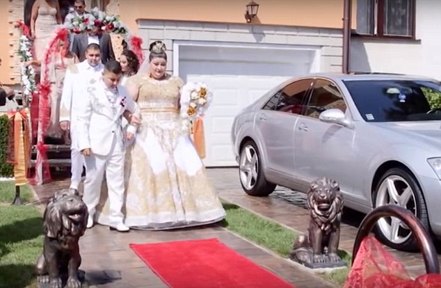 Slovakian gypsy wedding with bride showered with gold and 500 notes went viral in Slovakia and Russia