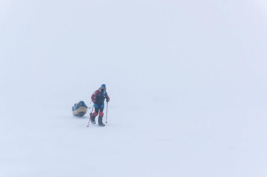 لارسن برای توضیح شدن سختی و سرمایی که در قطب شاهده آن بوده گفته: «اگر دوست دارید بدانید سفر به قطب شمال چگونه است، توصیه می کنیم وان حمام را با آب یخ پر کرده و به مدت 12 ساعت درون آن بنشینید و به یک صفحه سفید و خالی خیره شوید.»