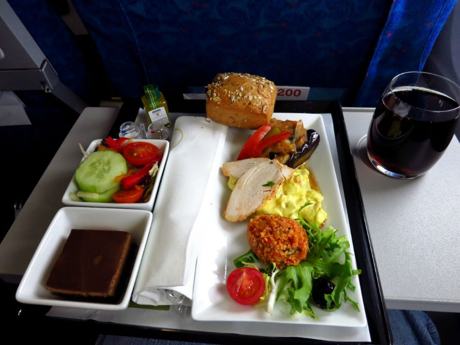 12. Turkish Airlines برای مسافران بخش بیزینس، غذاهای مدیترانه ای همانند سینی مزه، سالاد، دسر و نوشیدنی سرو می کند.