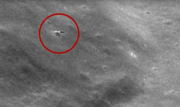 nasa-photo-shows-ufo-landing-on-the-moon-w600