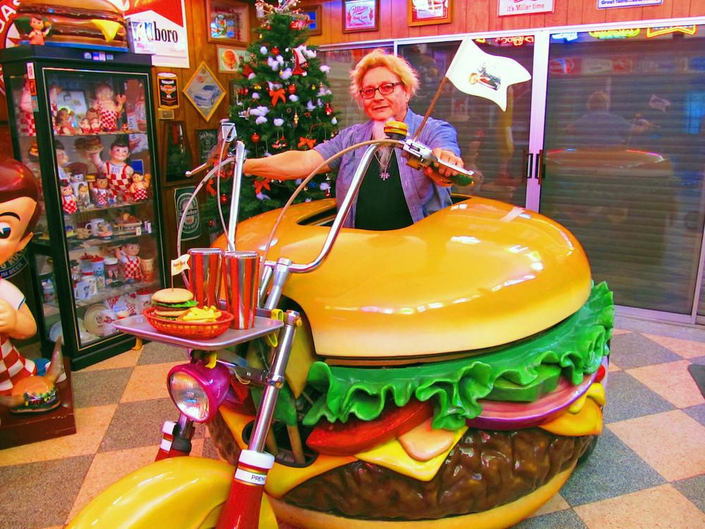 meet-the-man-with-the-worlds-largest-collection-of-hamburger-memorabilia-body-image-1474999398-size_1000