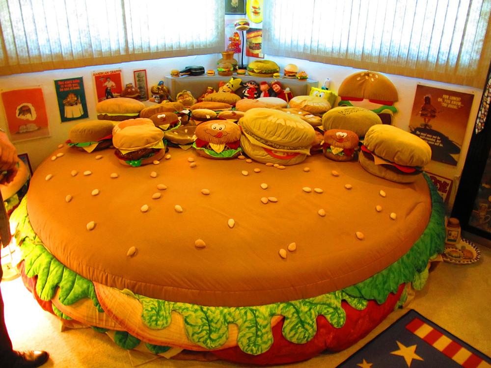 meet-the-man-with-the-worlds-largest-collection-of-hamburger-memorabilia-body-image-1474999462-size_1000