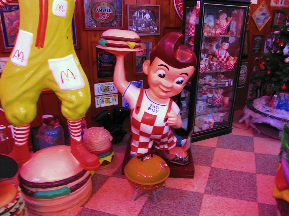 meet-the-man-with-the-worlds-largest-collection-of-hamburger-memorabilia-body-image-1474999535-size_1000