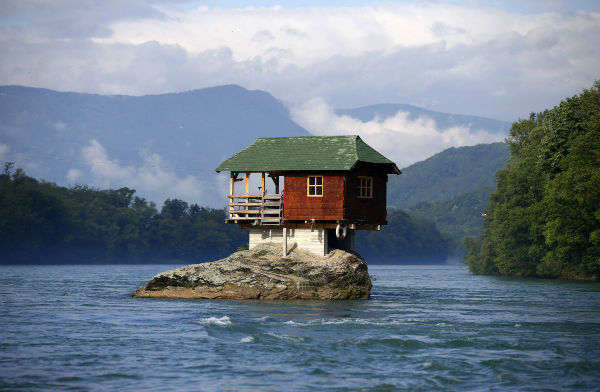 برخی خانه ها در عجیب ترین مکان ها احداث می شوند. این مکان نیز بر روی صخره ای واقع در رودخانه «درینا» ی کشور صربستان احداث شده. گروهی از افراد جوان آن را در سال 1986 میلادی احداث کرده و در کلبه چوبی اقامت گزیدند