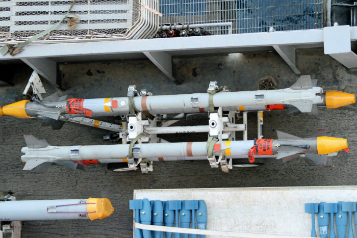 موشک های «AIM 9X» بر روی قفسه قرار داده شده و از هواپیما دور می شوند