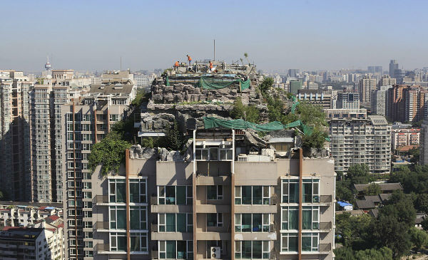 مجتمع آپارتمانی 26 طبقه «جنگل شهری» که در شهر پِکن قرار دارد، بسیار خاص جلوه می کند. یک ویلا که سراسر آن توسط صخره ها احاطه شده، در پشت بام این مجتمع اهداث گشته است