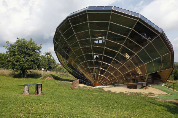 خانه خورشیدی که نزدیک به شهر استراسبورگ فرانسه احداث شده، به عنوان شاخص آفتاب مورد استفاده قرار می گیرد و در زاویه ای بسیار مناسب نسبت به خورشید احداث شده است