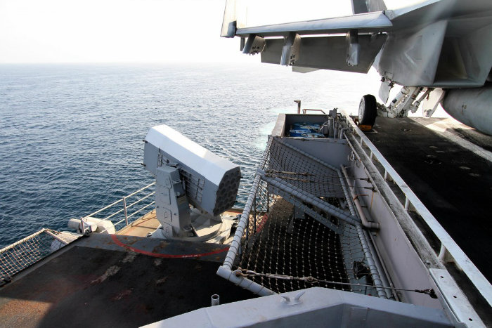 در پشت کشتی، یک آتشبار موشکی رو به دریا دیده می شود.