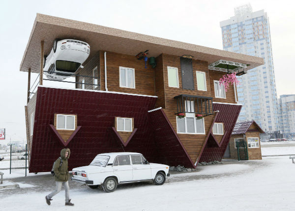 خانه وارونه دیگری در شهر «کراسنویارسک» روسیه ساخته شده که یک ماشین برعکس نیز در آن مشاهده می شود