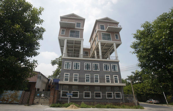 در استان دونگوان چین، دو خانه در بالای یک کارخانه ساخته شده اند. آن ها در سال 2013 احداث شده اند و ظاهر فرایند ساخت آن ها اندکی غیر معمول بوده است