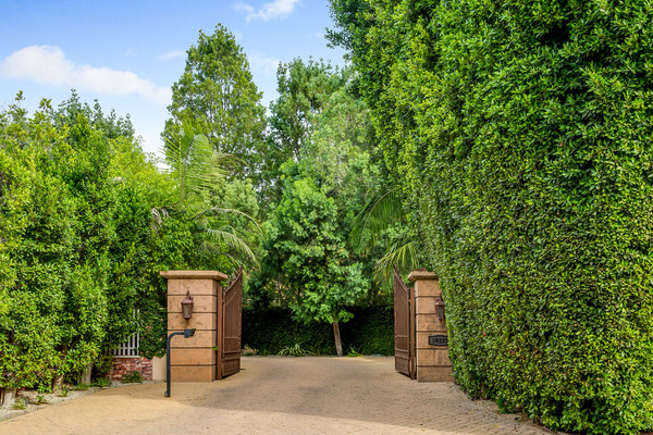 ورودی این خانه در میان انبوهی از درختان و گیاهان واقع شده است.
